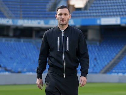 Retrato del futbolista Lucas Pérez en el estadio de Riazor. / DANIEL OCHOA DE OLZA