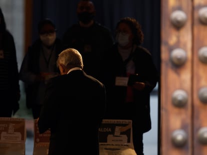 Andrés Manuel López Obrador vota no Antigo Palácio do Arcebispado, na Cidade do México.