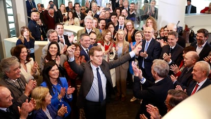 Alberto Núñez Feijóo recibe los aplausos de los populares en la sede de Génova.