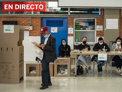 Un hombre vota en un colegio electoral en Bogotá, Colombia, el 13 de marzo de 2022.