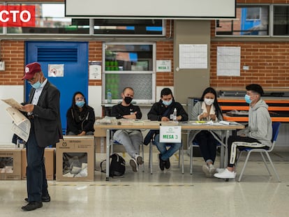 Un hombre vota en un colegio electoral en Bogotá, Colombia, el 13 de marzo de 2022.