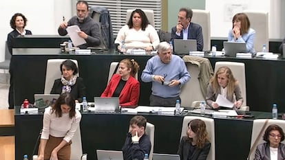Captura de video de la expulsión de la portavoz de Más Madrid, Rita Maestre, del pleno del Ayuntamiento tras ser acusada de llamar "nazis" a los concejales de Vox.