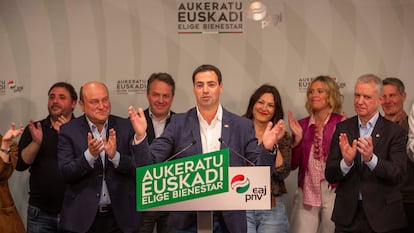 El candidato del PNV a lehendakari, Imanol Pradales (centro) y el presidente del PNV, Andoni Ortuzar (izqda.), celebran el domingo los resultados de las elecciones vascas. 