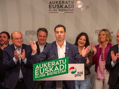 El candidato del PNV a lehendakari, Imanol Pradales (centro) y el presidente del PNV, Andoni Ortuzar (izqda.), celebran el domingo los resultados de las elecciones vascas. 