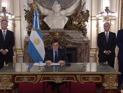 El presidente Javier Milei habla durante el mensaje emitido esta noche en Buenos Aires.