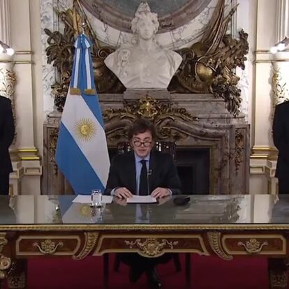 El presidente Javier Milei habla durante el mensaje emitido esta noche en Buenos Aires.