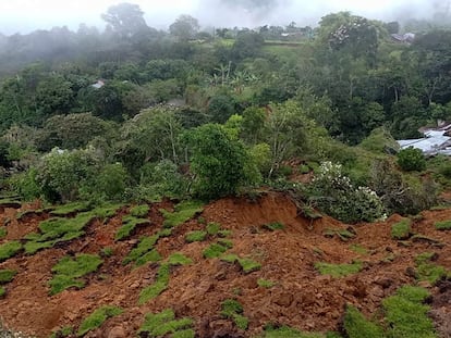 Deslizamiento de tierra en el suroccidente de Colombia deja más de un centenar de familias damnificadas.