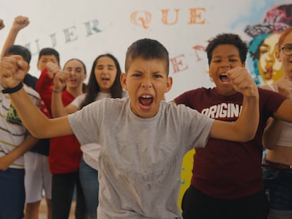 Los niños de los barrios de Barcelona durante el vídeo musical contra los desahucios.