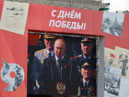 Una pantalla gigante en la plaza Roja de Moscú muestra a Putin durante su discurso. 