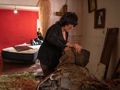 La señora Juana Díaz limpia su casa luego de perder todas sus pertenencias por las inundaciones en Atizapán. En video, los daños en hospitales por las lluvias en el Estado de México.