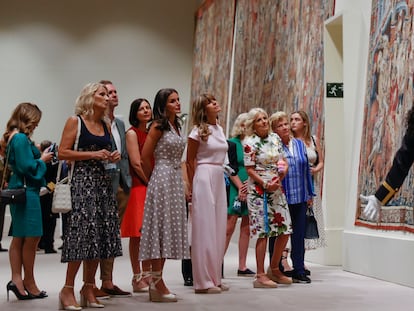 Las parejas de los dirigentes de la OTAN visitaban la sala de tapices del palacio de La Granja, el miércoles.