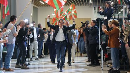 Pello Otxandiano, candidato de Bildu, celebra los resultados electorales en Bilbao, este domingo.