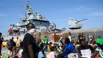 Unos migrantes en el puerto de Lampedusa (Italia), el pasado septiembre.