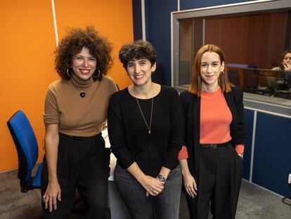 Silvia Cruz, editora de EL PAÍS Audio; María Jesús Espinosa de los Monteros, directora de PRISA Audio; e Inés Vila, presentadora de 'Hoy en EL PAÍS' del fin de semana. En el vídeo, los suscriptores del periódico valoran el 'podcast' 'Hoy en EL PAÍS'. 