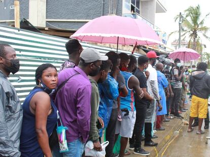 Miles de migrantes haitianos en el municipio colombiano de Necoclí esperando para salir en botes a Capurganá. En video, el pequeño municipio de Necoclí enfrenta el colapso de servicios por la migración masiva.