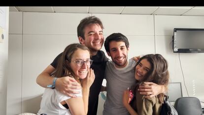 Algunos alumnos de la 36ª promoción, en las instalaciones de la Escuela.
