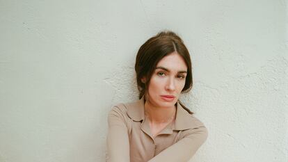 Paz Vega, que viste de SPORTMAX, estrena  'La casa del caracol'. En el vídeo, la actriz explica una de las secuencias más impactantes de la película. 