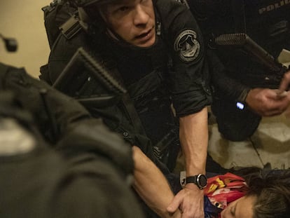 Personal de seguridad auxilia a una mujer que falleció por disparos durante el asalto al Congreso de EE UU, este miércoles. En el video, momento en que la mujer recibe el disparo.