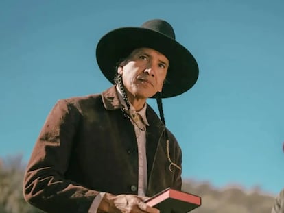 Michael Greyeyes, en primer plano, y Aminah Nieves, en un instante de la serie '1923'. En vídeo, tráiler de la misma.