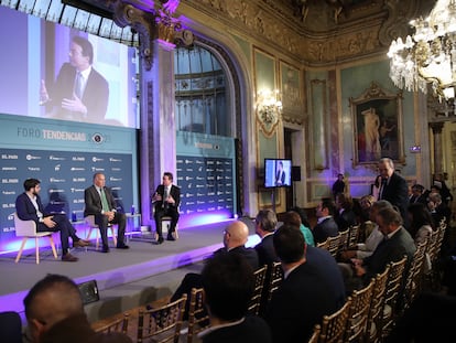 Los CEOs de Iberdrola España, Mario Ruiz-Tagle (centro), y Enagás, Arturo Gonzalo Aizpiri (derecha), durante el Foro Tendencias 2023 celebrado el jueves en Madrid.