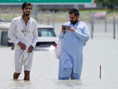 Dos hombres caminan a través de una inundación en Dubái, Emiratos Árabes, el pasado 17 de abril