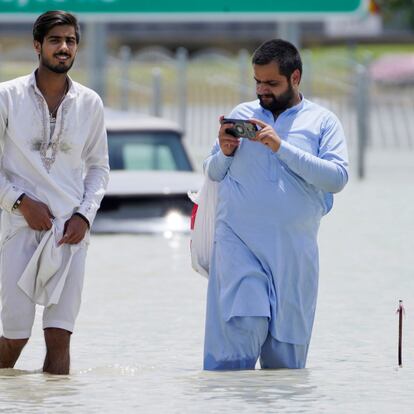 Dos hombres caminan a través de una inundación en Dubái, Emiratos Árabes, el pasado 17 de abril