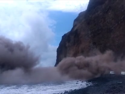 El momento en el que varias rocas caen sobre una playa de La Gomera. En vídeo, el derrumbe de piedras en una playa de La Gomera. 