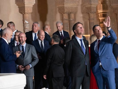 El presidente del Gobierno en funciones, Pedro Sánchez (d), conversa con el primer ministro holandés, Mark Rutte (c), durante la III Cumbre de la Comunidad Política Europea (CPE), este jueves en el Patio de los Leones de la Alhambra, en Granada.