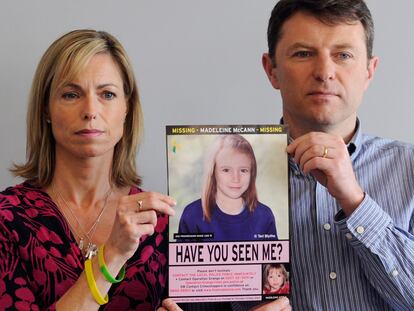 Kate y Gerry McCann, padres de Madeleine, desaparecida en Portugal en 2007, sostienen una imagen policial figurada de la menor, el 2 de mayo de 2012 en Londres.