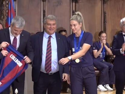 Alexia Putellas, capitana del FC Barcelona, y Jaume Collboni, alcalde de Barcelona, en el acto celebrado el domingo en el Ayuntamiento.