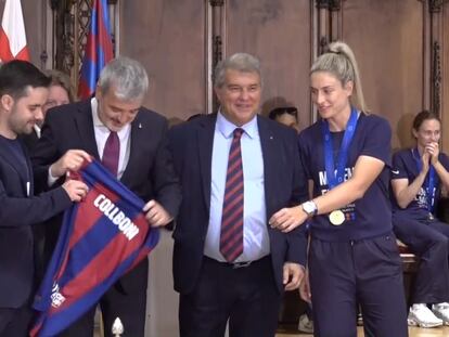 Alexia Putellas, capitana del FC Barcelona, y Jaume Collboni, alcalde de Barcelona, en el acto celebrado el domingo en el Ayuntamiento.