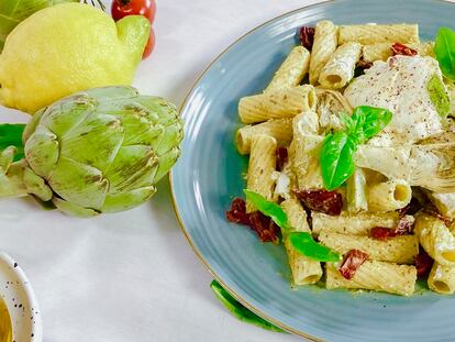 Ensalada de pasta con pesto, burrata y alcachofas marinadas