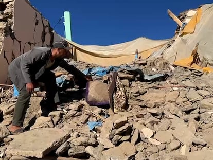 Ahmed levanta escombros de su vivienda.
