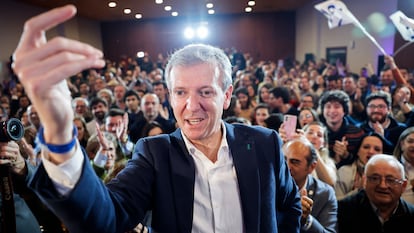 El candidato a la Xunta, Alfonso Rueda, comparece en un hotel de Santiago para celebrar la mayoría absoluta del PP en las elecciones gallegas.