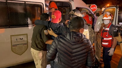 Autoridades mexicanas asisten a migrantes luego de ser hallados dentro de un tráiler abandonado, en la localidad de Acayucan, Estado de Veracruz (México), el 27 de julio de 2022.