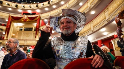 Un hombre disfrazado de Don Quijote asiste en el Teatro Real de Madrid al sorteo extraordinario de Navidad de la Lotería Nacional donde se reparen 2.500 millones de euros. EFE/ J.J. Guillén