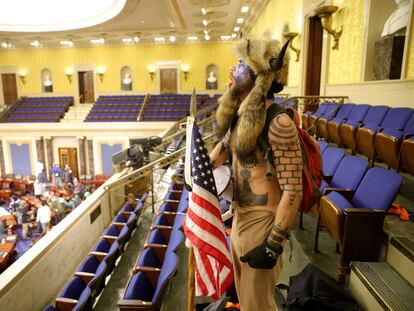 En la fotografía: Jacob Chansley, uno de los atacantes al Capitolio. En vídeo: las imágenes publicadas por Luke Mogelson, reportero de 'The New Yorker', del asalto al Congreso del pasado 6 de enero.