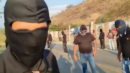 Hombres encapuchados de Motozintla, Chiapas, aclararan en un video que no fue un montaje haber interceptado a Claudia Sheinbaum en su gira por el estado, este 24 de abril. 