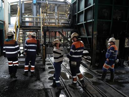 Trabajadores del pozo Santiago. En vídeo, la mina se ofrece como almacén de la vacuna contra el coronavirus. 