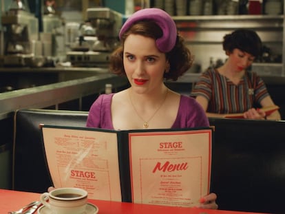 La actriz, Rachel Brosnahan, de la serie: 'La maravillosa Señora Maisel'.