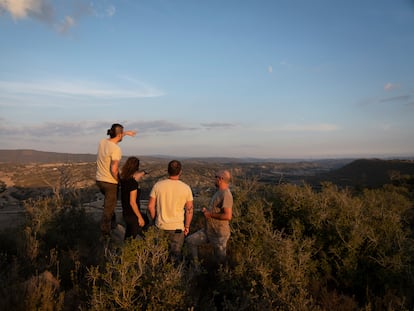 Técnicos de las Fundaciones CREW y CBD-Hábitat durante una exploración en Lleida para detectar posibles nuevos territorios para la reintroducción del lince ibérico. / GIANLUCA BATTISTA