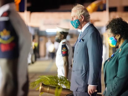 Carlos III, junto a la presidenta de Barbados, Sandra Mason, en noviembre de 2021, en Bridgetown.
