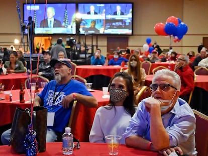 Algunas personas siguen desde un bar los resultados de las elecciones en EE UU, en El Paso (Texas).  En vídeo, Trump señala fraude en las elecciones.
