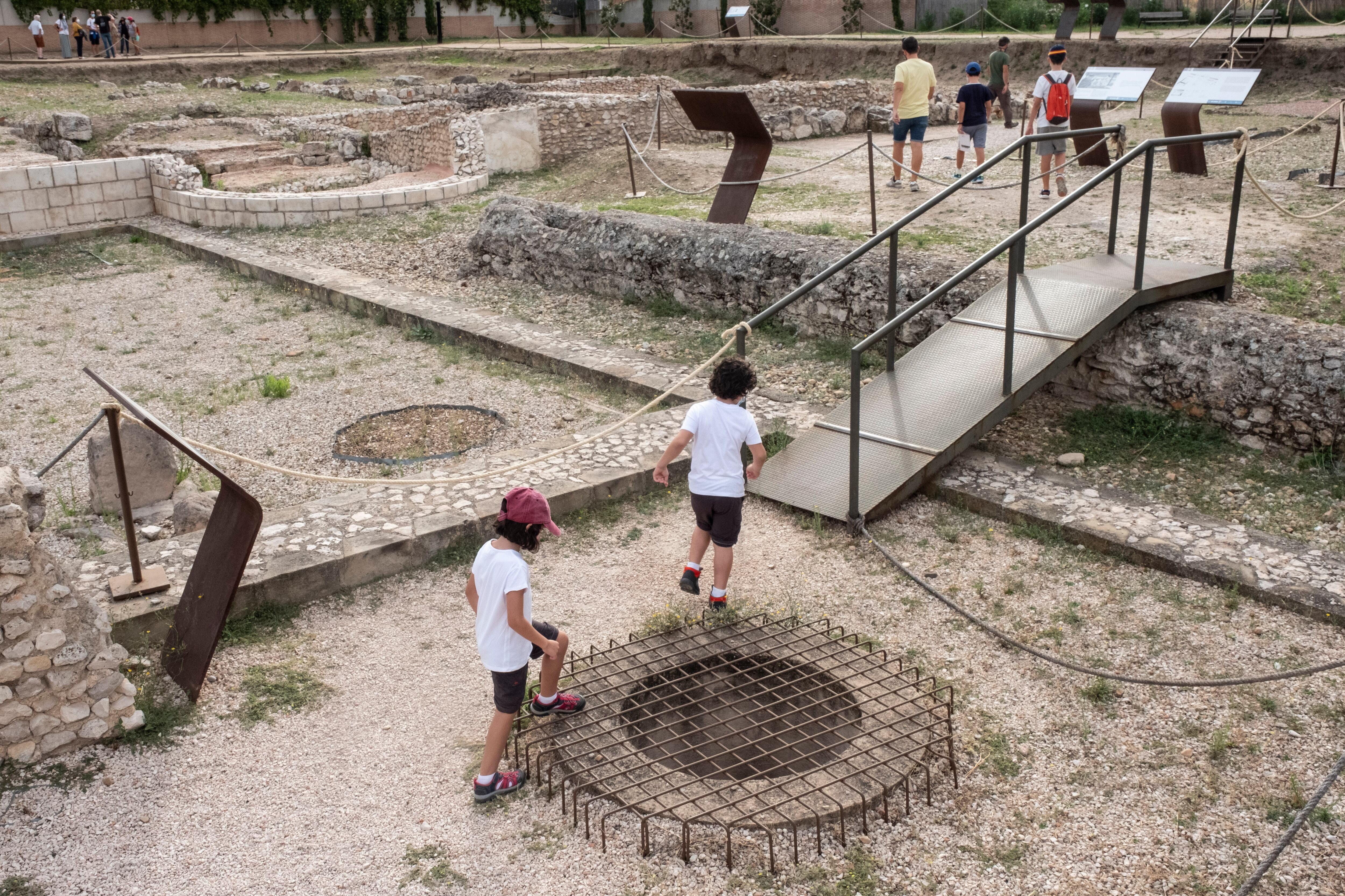 Unos niños pasean por los restos arqueológicos de la ciudad romana de 'Cómplutum', en Alcalá de Henares.
