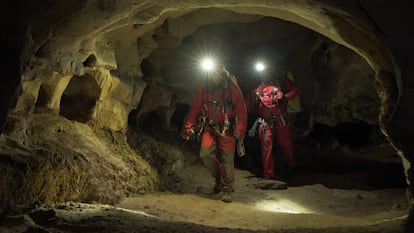Raúl Pérez y su compañero Juan Carlos Gómez exploran una cueva.