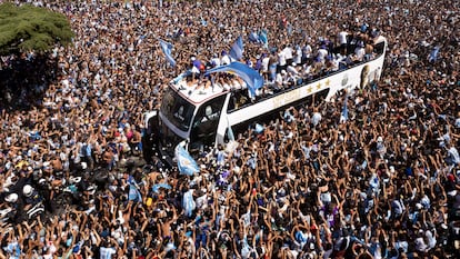 El equipo de Argentina es recibido entre una tremenda multitud en Buenos Aires.