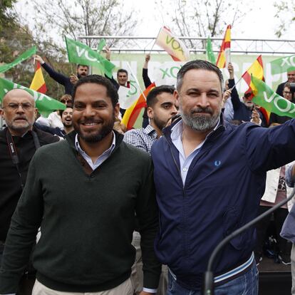 Santiago Abascal, elpasado domingo en Tarragona, entre el secretario general de Vox, Ignacio Garriga, a la izquierda, y el candidato ultra por Tarragona, Sergio Macián.