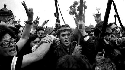 Soldados y civiles celebran la victoria del levantamiento militar, el 25 de abril de 1974.