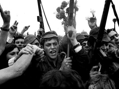 Soldados y civiles celebran la victoria del levantamiento militar, el 25 de abril de 1974.