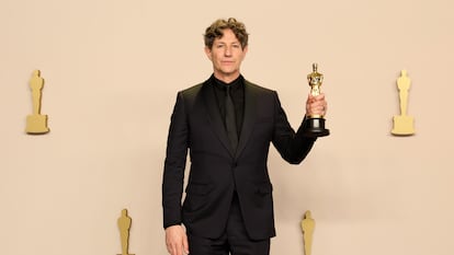 Jonathan Glazer, el domingo con el Oscar a mejor película internacional por 'La zona de interés' en la mano.